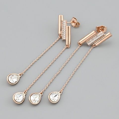 Серьги подвески Роскошь с кристаллами Swarovski 43442 размер 80х10 мм цвет белый вес 10.1 г позолота РО 43442РОбіл фото