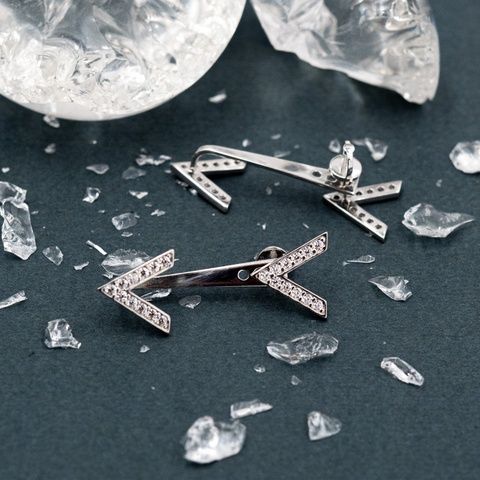 Серебряные серьги гвоздики Стрела БС12701 размер 34х12 мм вставка белые фианиты вес 3.7 г БС12701 фото